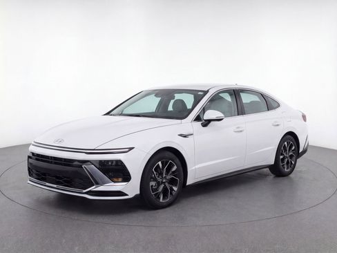 Used 2024 Hyundai Sonata SEL FWD image 2