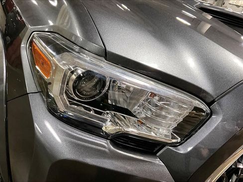 Used 2018 Toyota Tacoma TRD Sport w/ Technology Package image 27