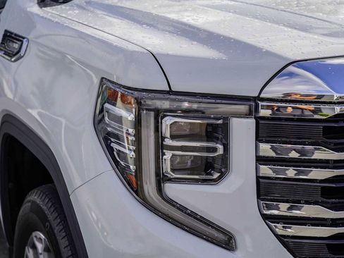 Used 2024 GMC Sierra 1500 SLT image 2