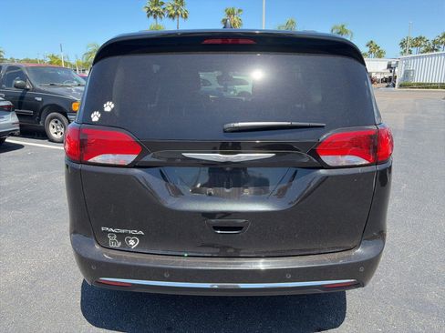 Used 2017 Chrysler Pacifica Touring-L Plus w/ Tire & Wheel Group FWD image 4