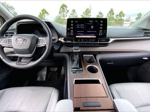 Used 2024 Toyota Sienna XLE image 14