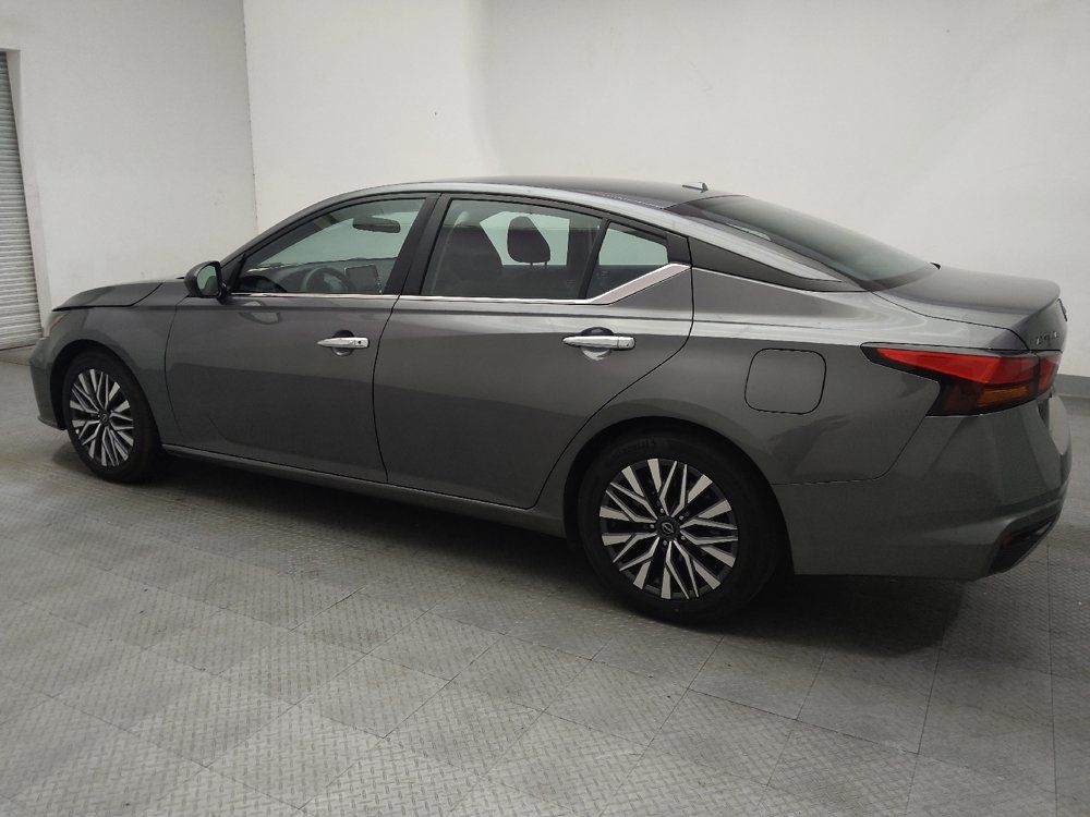 Used 2025 Nissan Altima 2.5 SV FWD image 3