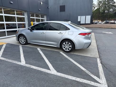 Used 2022 Toyota Corolla LE image 2