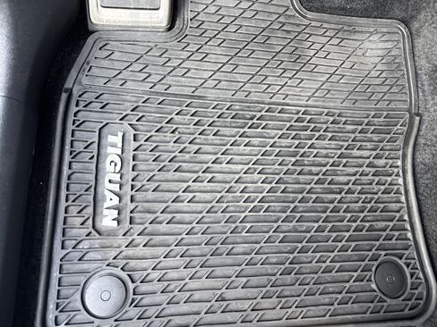 Used 2024 Volkswagen Tiguan SE R-Line FWD image 17
