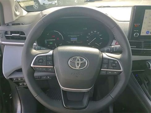 Used 2025 Toyota Sienna XLE w/ XLE Plus Package image 15