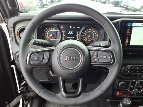 Used 2025 Jeep Gladiator Mojave w/ Steel Bumper Group AWD/4WD image 19