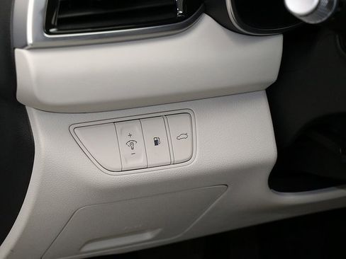 Used 2025 Genesis G70 2.5T image 25