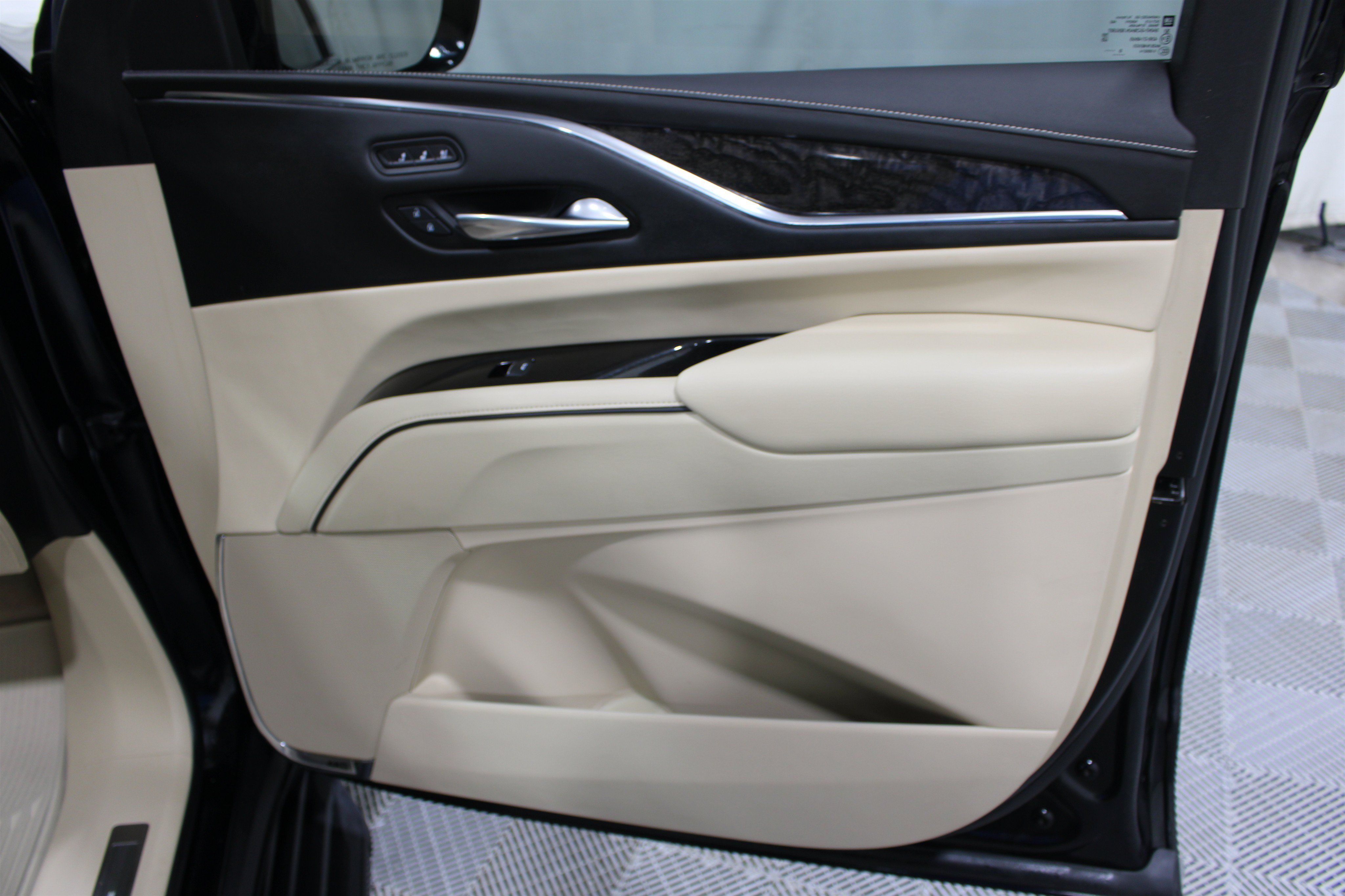 Used 2021 Cadillac Escalade Premium Luxury w/ Driver Assist Tech Package AWD/4WD image 31