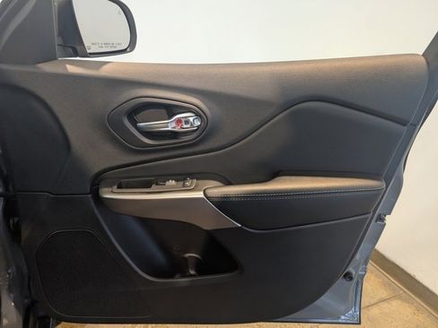 Used 2021 Jeep Cherokee Latitude Lux image 30