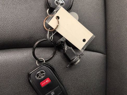 Used 2022 Toyota Corolla Cross XLE image 45