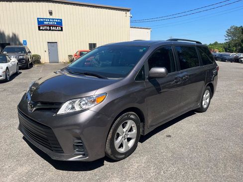 Used 2019 Toyota Sienna LE FWD image 2