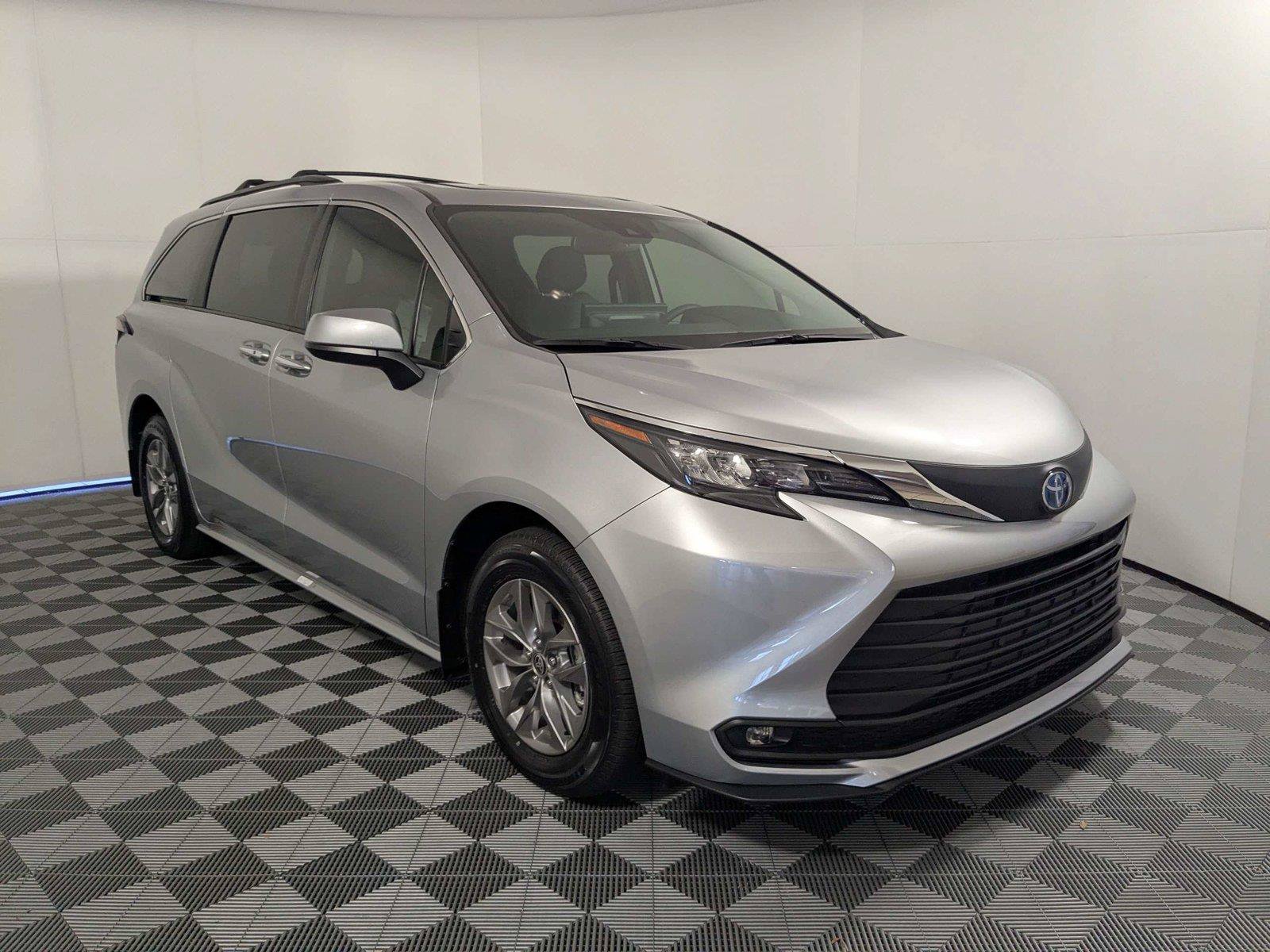 Certified 2025 Toyota Sienna XLE FWD image 2