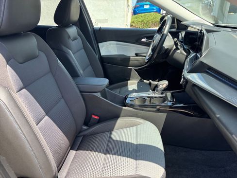 Used 2025 Chevrolet Trax LT w/ LT Convenience Package FWD image 35