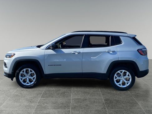 Used 2024 Jeep Compass Latitude AWD/4WD image 2