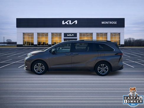 Used 2022 Toyota Sienna XSE w/ XSE Plus Package image 8