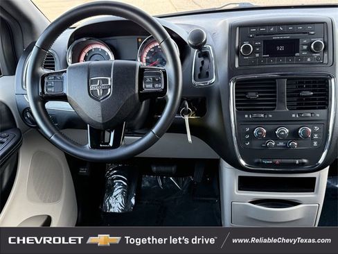 Used 2016 Dodge Grand Caravan SE image 12