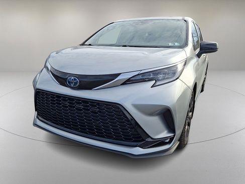 Used 2022 Toyota Sienna XSE image 4