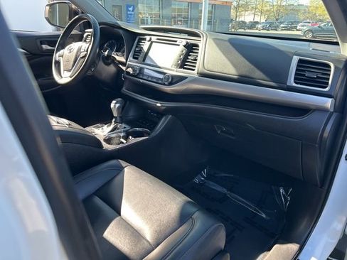 Used 2019 Toyota Highlander XLE image 10