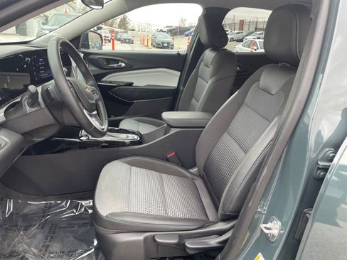 Used 2025 Chevrolet Trax LT w/ LT Convenience Package image 24