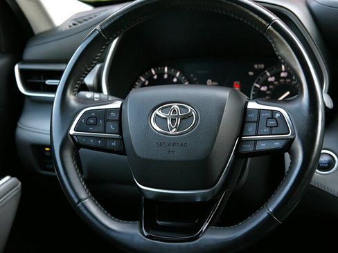 Used 2020 Toyota Highlander XLE AWD/4WD image 22