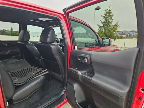 Used 2022 Toyota Tacoma TRD Sport image 15
