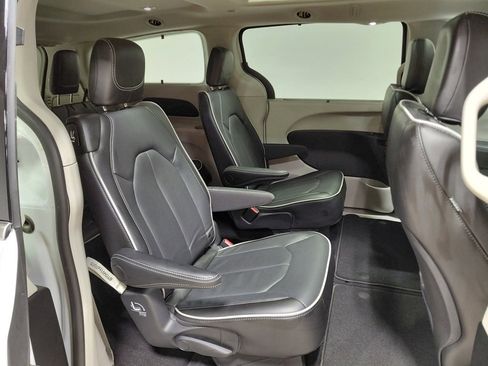 Certified 2024 Chrysler Pacifica Limited image 45