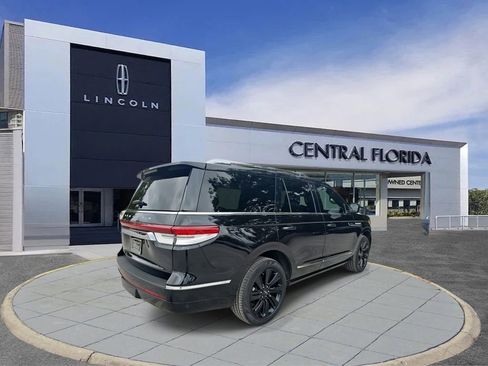 Used 2024 Lincoln Navigator Reserve image 3