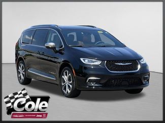 Used 2025 Chrysler Pacifica Pinnacle w/ Trailer Tow Group AWD/4WD video 1