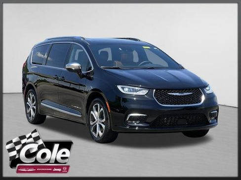 Used 2025 Chrysler Pacifica Pinnacle w/ Trailer Tow Group AWD/4WD image 1