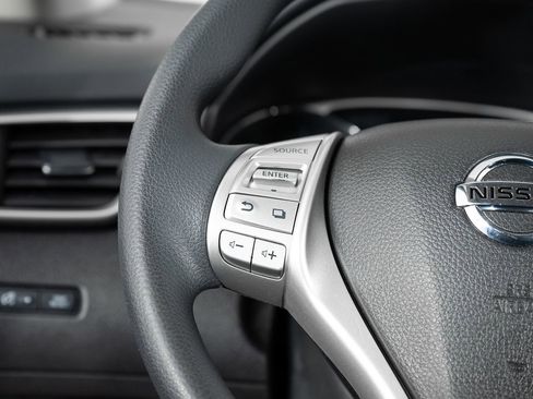 Used 2015 Nissan Rogue SV w/ SV Premium Package image 32