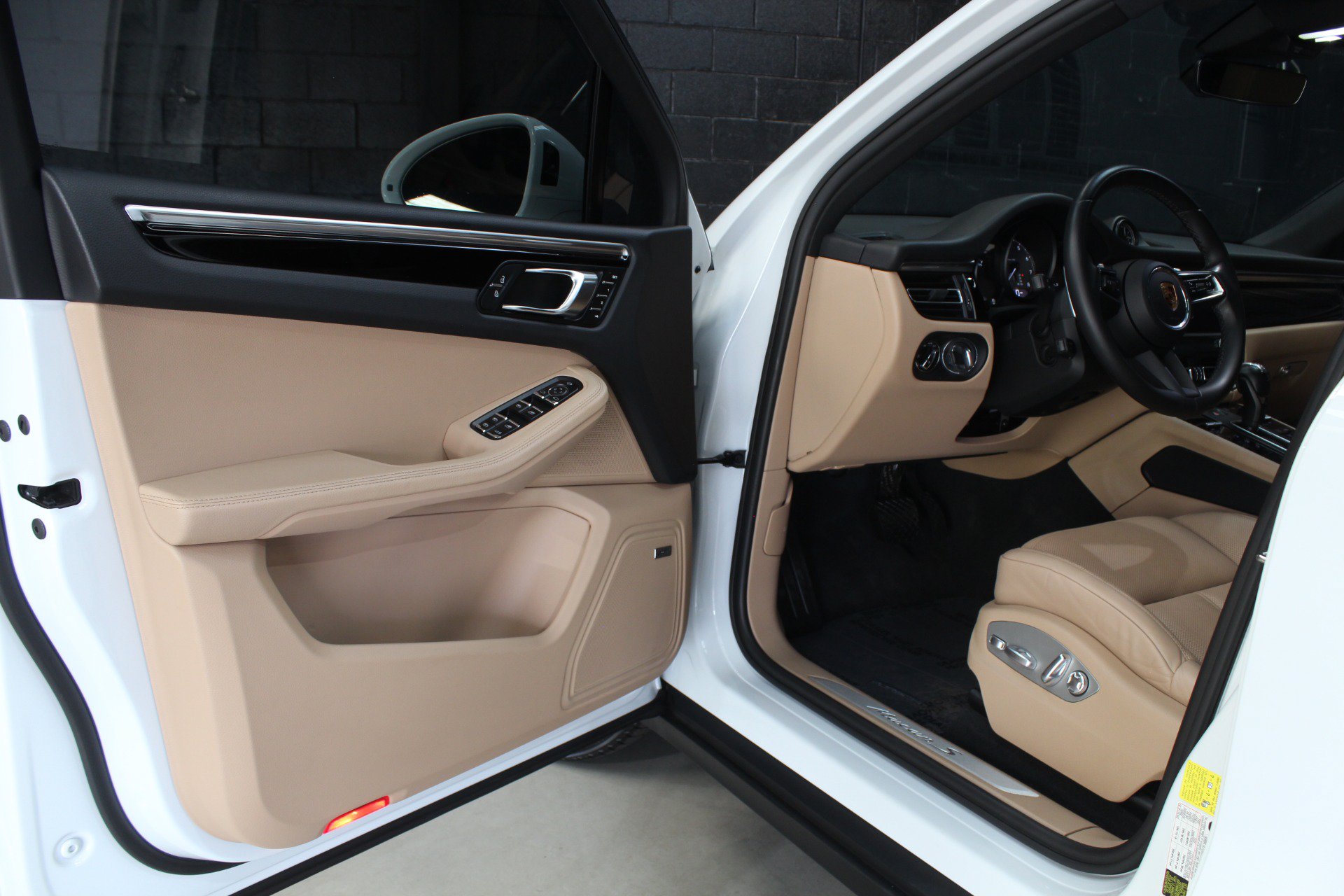 Used 2022 Porsche Macan S AWD/4WD image 32