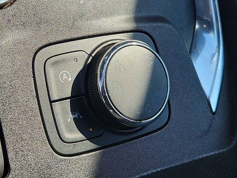 Used 2023 Chevrolet Traverse LT image 25