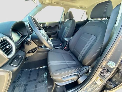 Used 2025 Hyundai Venue SEL FWD image 19