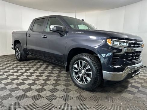 Used 2024 Chevrolet Silverado 1500 LT image 2