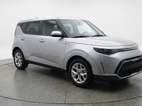 Used 2025 Kia Soul LX w/ LX Technology Package FWD image 1