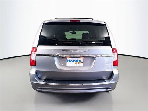 Used 2016 Chrysler Town & Country Touring-L image 23