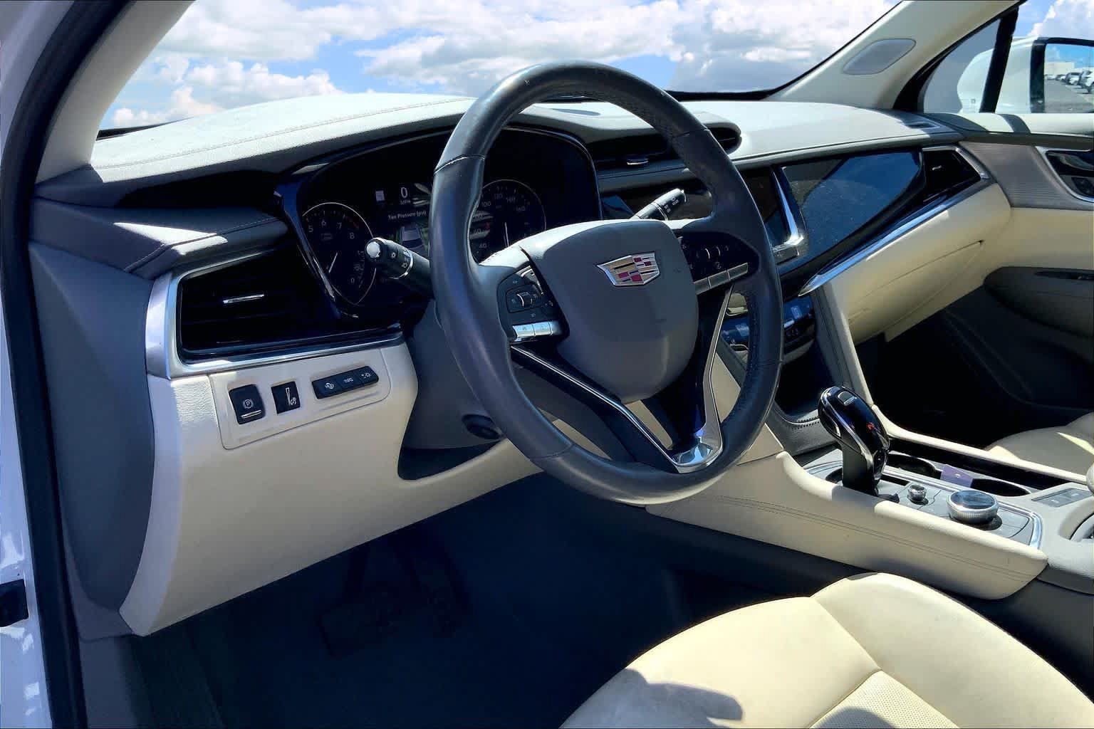 Used 2023 Cadillac XT6 Premium Luxury w/ Technology Package FWD image 2