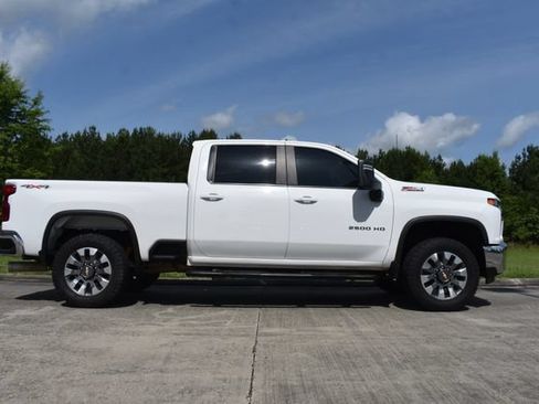 Used 2022 Chevrolet Silverado 2500 LT w/ Convenience Package AWD/4WD image 3