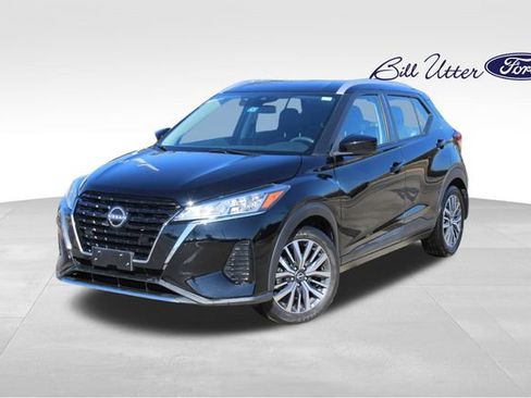 Used 2022 Nissan Kicks SV image 1