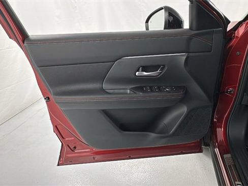 Used 2025 Nissan Kicks SR w/ Illumination Package image 18