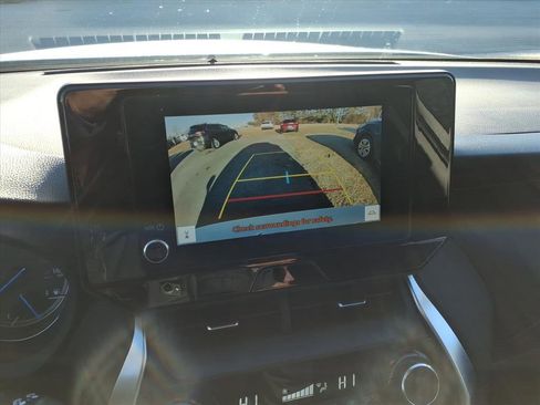 Used 2023 Toyota Venza LE image 23