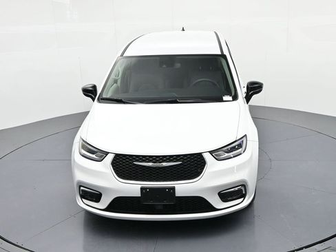 Used 2024 Chrysler Pacifica Touring-L image 15