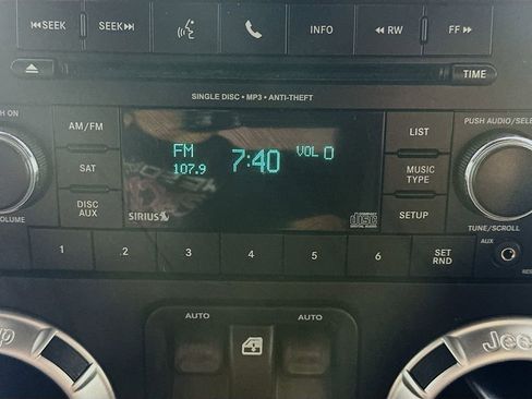 Used 2016 Jeep Wrangler Rubicon w/ Power Convenience Group AWD/4WD image 16