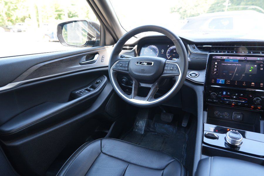 Used 2024 Jeep Grand Cherokee L Limited w/ Luxury Tech Group II AWD/4WD image 13