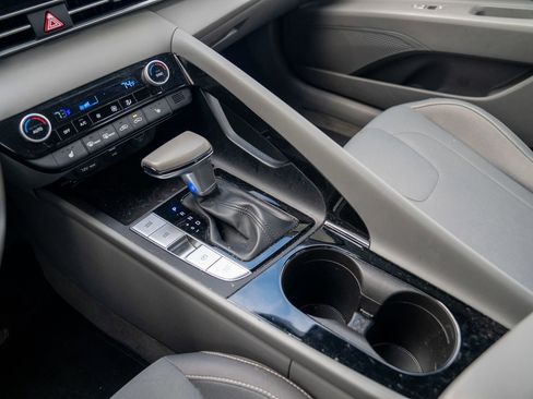 Used 2021 Hyundai Elantra SEL w/ Convenience Package image 18