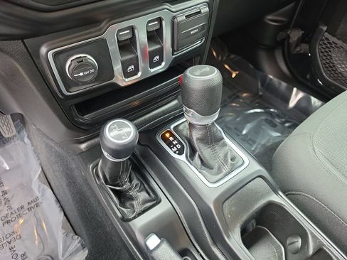Used 2022 Jeep Wrangler Sport AWD/4WD image 18