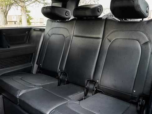 Used 2023 Land Rover Defender 130 X-Dynamic SE image 18