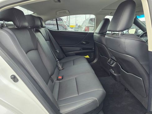 Used 2025 Lexus ES 300h w/ Premium Package FWD image 12