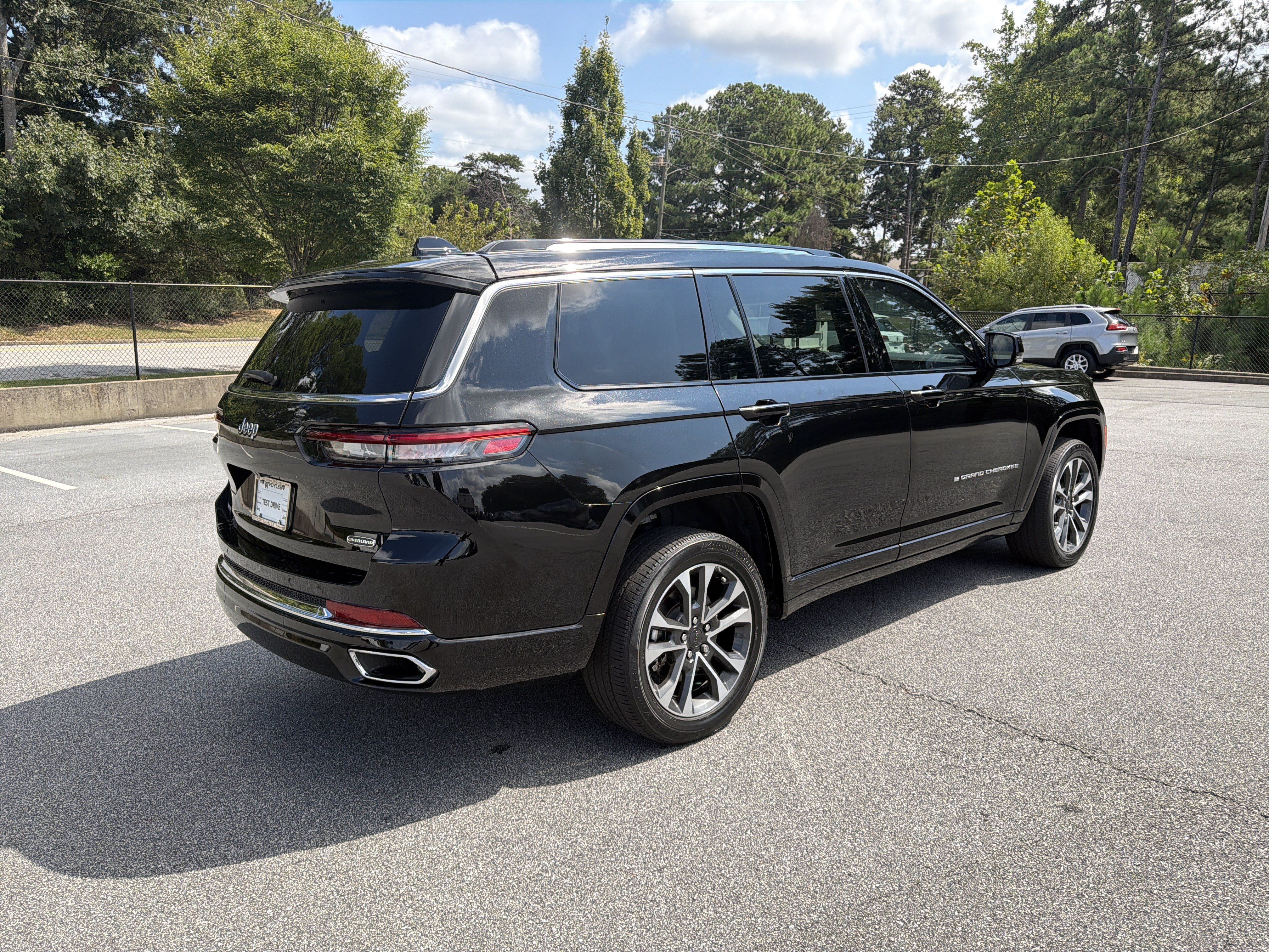 Used 2023 Jeep Grand Cherokee L Overland RWD image 8