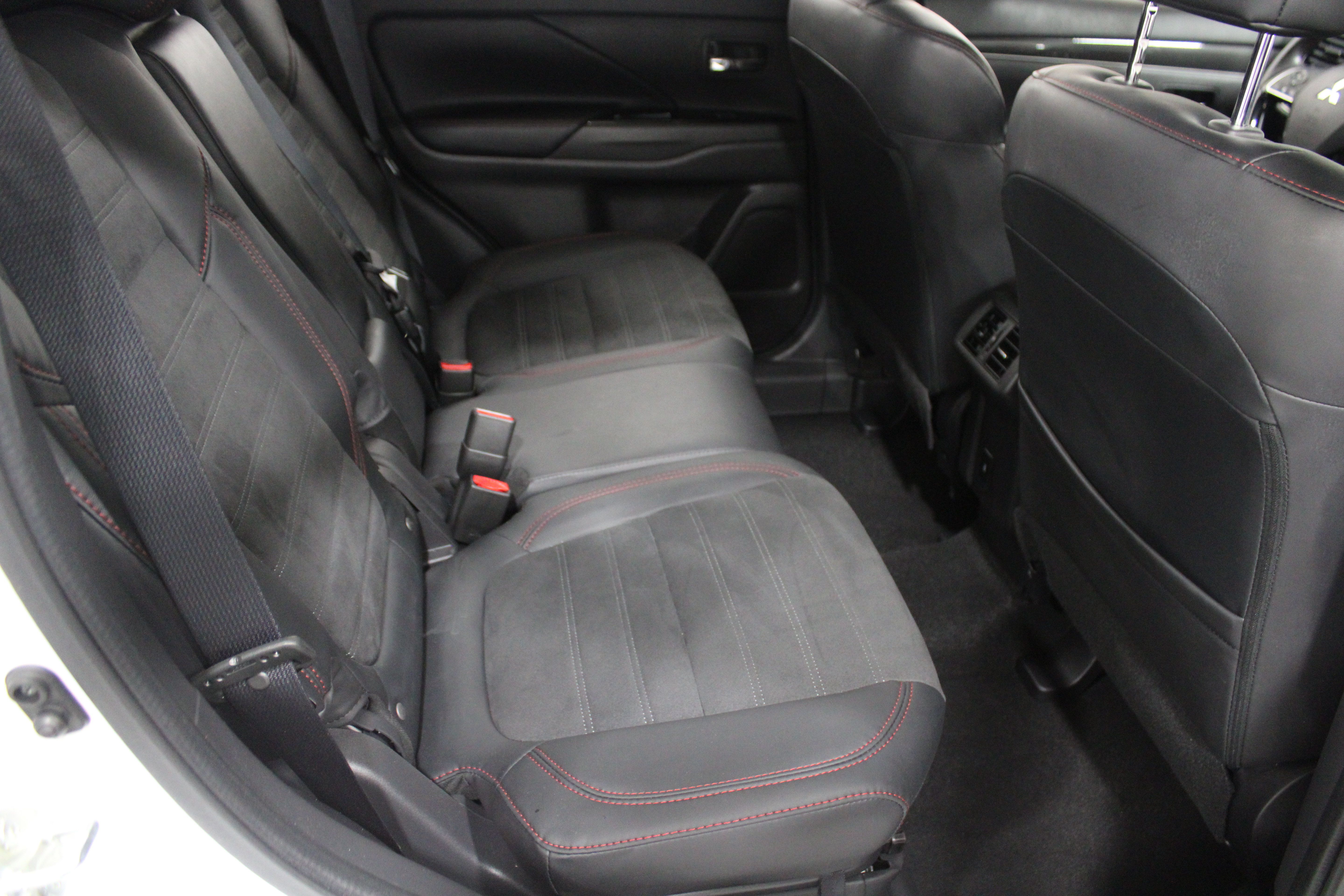 Used 2020 Mitsubishi Outlander SE FWD image 33